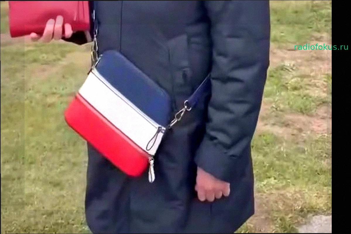 В Латвии полиция остановила женщину, перепутав цвета сумки с российским флагом
