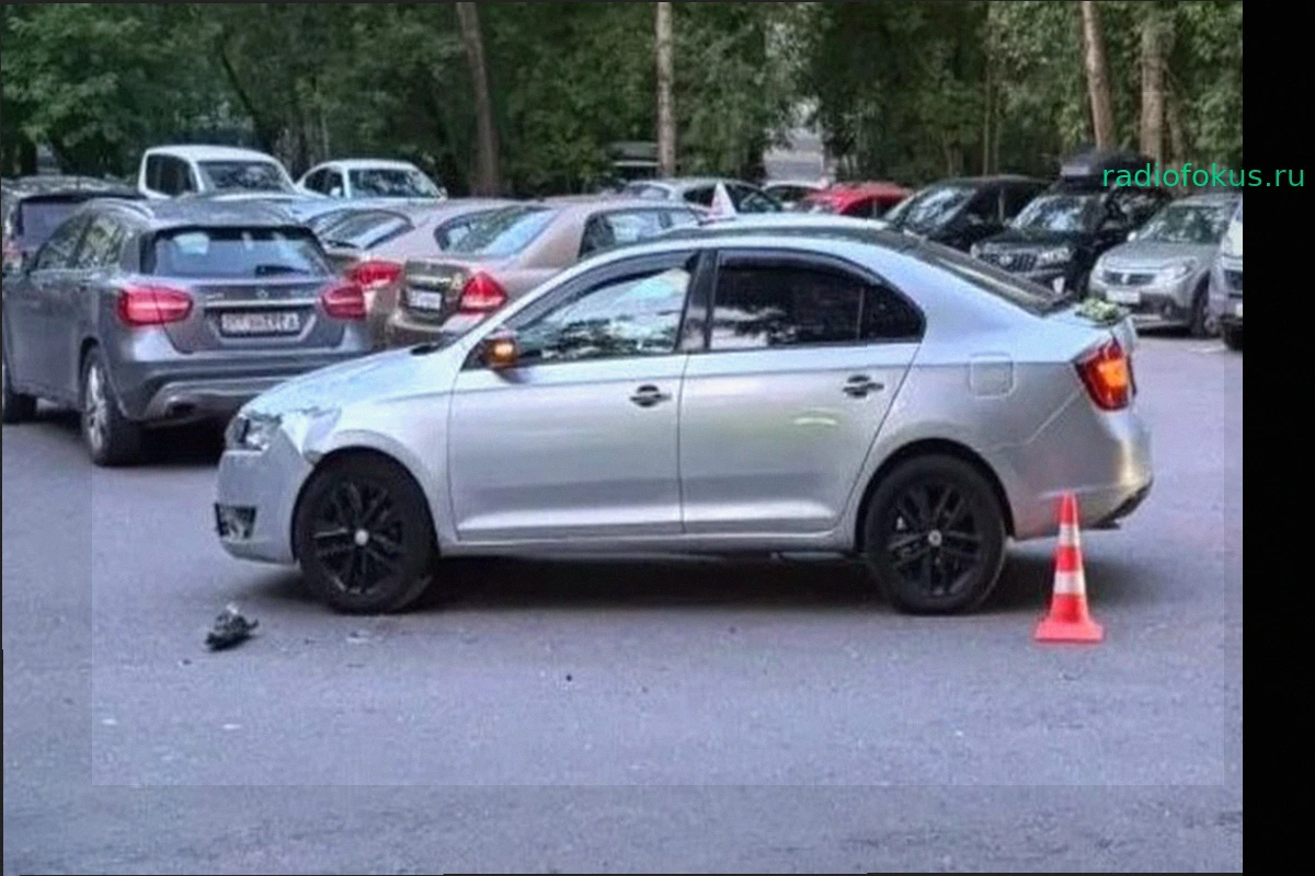 Иномарка Skoda сбила подростка на самокате на улице Федора Полетаева в Москве