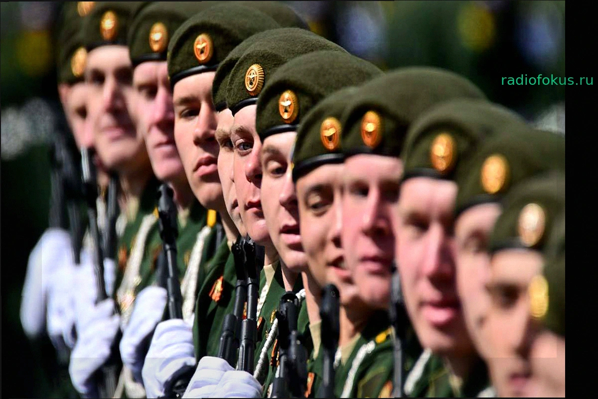 Парадные расчеты направляются к Кремлю в преддверии 81-й годовщины Победы